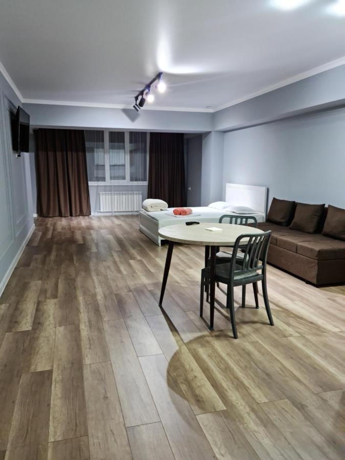 Апартаменты В Центре, В Новом Доме Almaty Exterior foto
